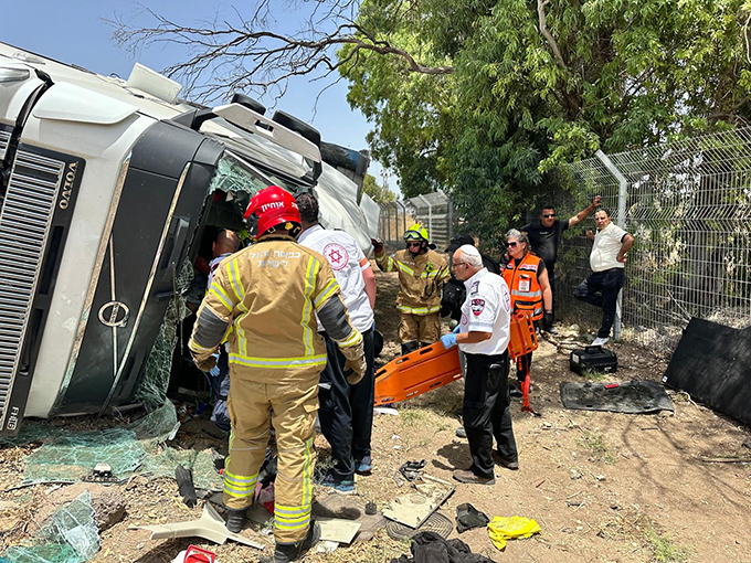 اصابة شخص بجراح متوسطة جراء انقلاب شاحنة في بيسان